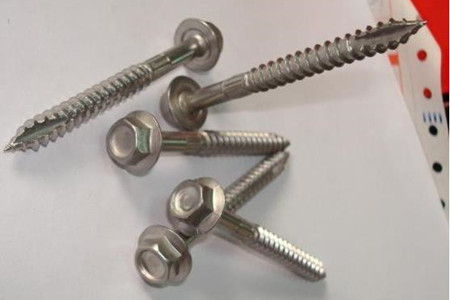 自攻螺釘?shù)氖褂眉记珊椭饕猛?/></p><p>　　2、該螺釘非常適合在木質(zhì)材料上使用。一般可以手工直接操作，由于人力限制，因此該螺釘尺寸一般都很小，使用范圍也有限。</p><p>　　3、該螺釘是把絲錐和螺栓結(jié)合在一起。前面部位是絲錐，后面部位是螺紋。當(dāng)用于比較柔軟的材料上面時(shí)，鉆好空就能夠直接擰入。由絲錐攻出螺紋，然后讓螺栓螺紋吃勁就可以完成緊固和連接。如果螺釘直徑較小，材料本身也很軟，甚至不用預(yù)先打孔，直接就可以使用。</p><p>　　4、螺釘在使用的時(shí)候，需要考慮直徑級(jí)數(shù)、每英寸長(zhǎng)度螺紋數(shù)量和螺桿長(zhǎng)度這三個(gè)重要參數(shù)。一般來(lái)說(shuō)螺釘?shù)闹睆郊?jí)數(shù)可以分為10級(jí)和12級(jí)兩種，對(duì)應(yīng)的螺釘直徑分別是4.87mm以及5.43mm;每英寸長(zhǎng)度螺紋數(shù)量可以分為14、16、24三種，一般每英寸長(zhǎng)度螺紋數(shù)量越多，就表明自鉆的能力越強(qiáng)。</p><p>　　<strong>主要用途</strong></p><p>　　該螺釘一般多用于薄的板材之間的連接和緊固。由于其螺紋為具有弧形三角截面的普通螺紋，加上螺紋表面硬度較高，因此在使用的時(shí)候，螺釘可以從被連接件螺紋底孔中攻出內(nèi)螺紋，從而實(shí)現(xiàn)連接目的。</p><p style=